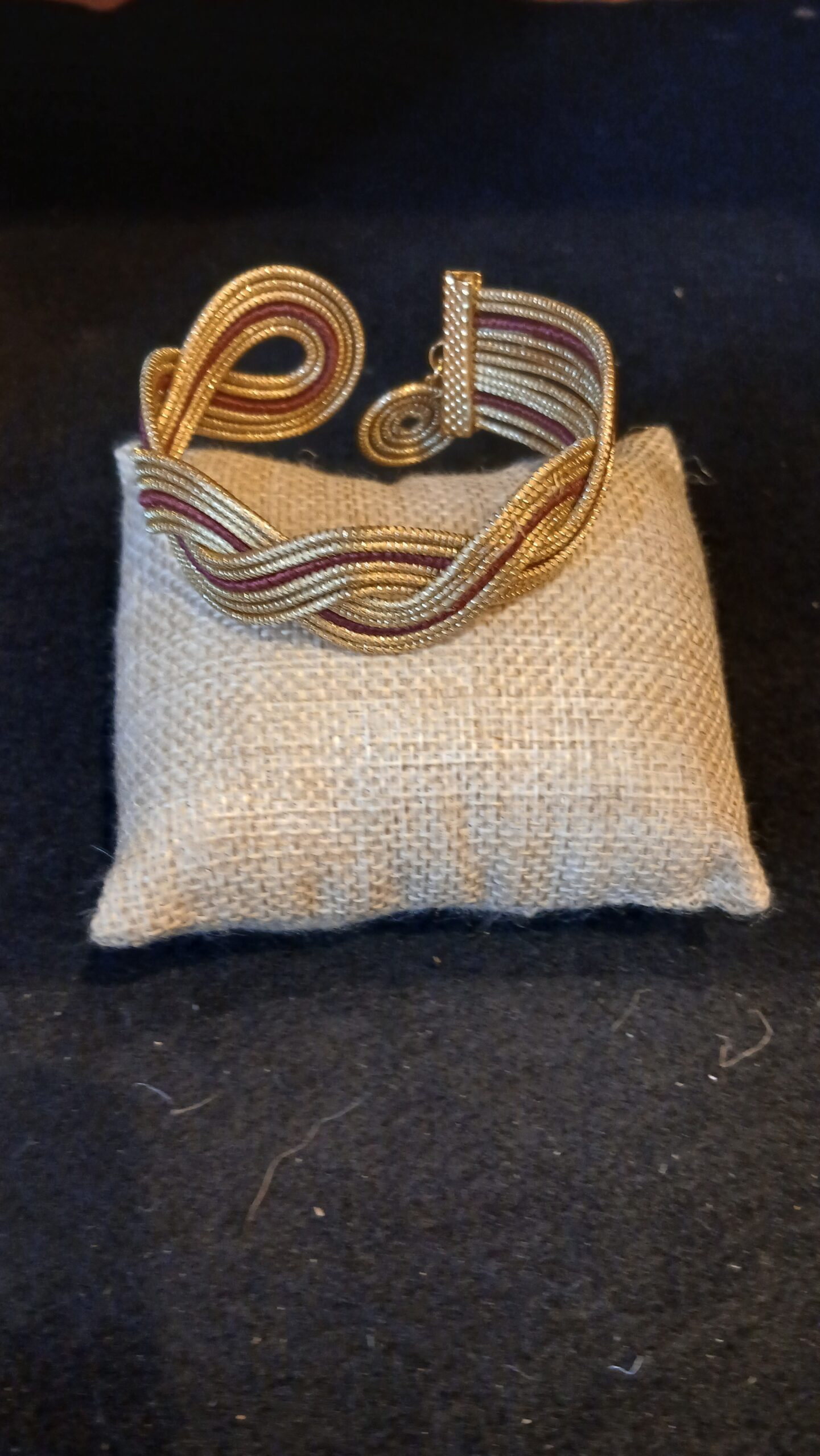 Bracciale rigido oro vegetale capim dourado amaranto - immagine 4